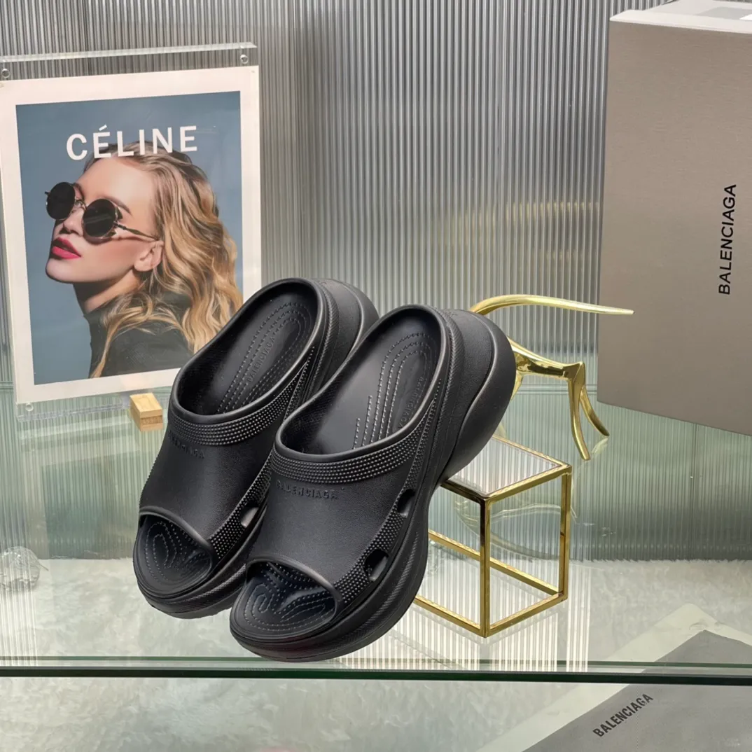 👟👟Ex-factory price 380👟👟 35-41 ‍🔥 ‍🔥 ‍🔥Balenciaga’s latest hole-in-the-wall slippers are now available! 🎉🎉🎉A sandal that is popular on Instagram, 🎊🎊🎊 and all major platforms of Xiaohongshu! Made of high-tech materials and molded in one piece, it is lightweight, wear-resistant, and waterproof! ✨✨✨ The heel height is 6CM. The colors are being added one after another to meet your various color combinations and different needs. A very cost-effective product!